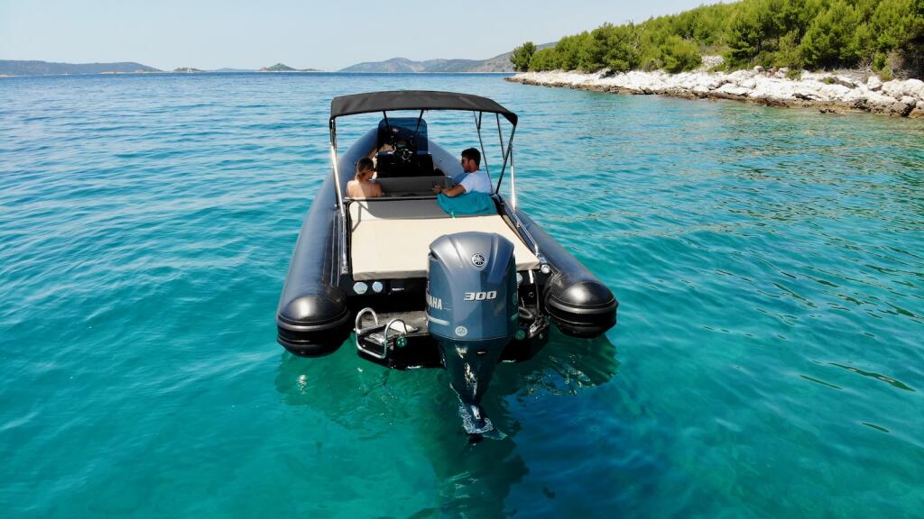 Rubber boat (R.I.B.) 
