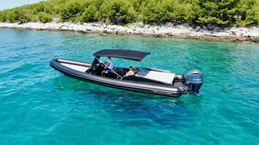 Rubber boat (R.I.B.) 