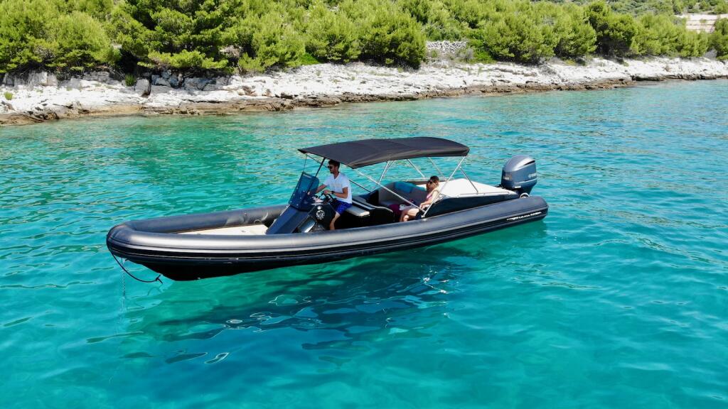 Rubber boat (R.I.B.) 