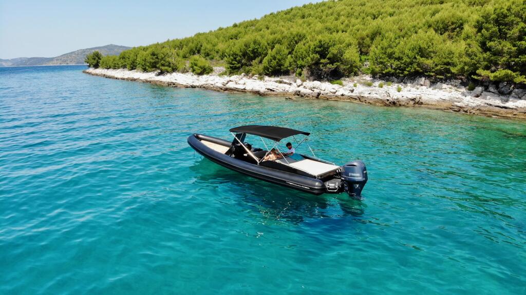 Rubber boat (R.I.B.) 