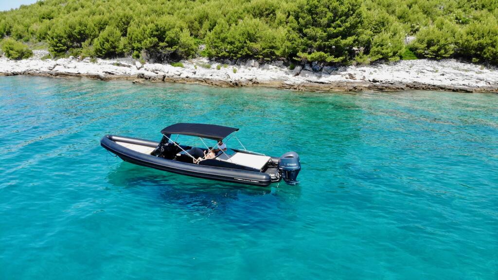 Rubber boat (R.I.B.) 
