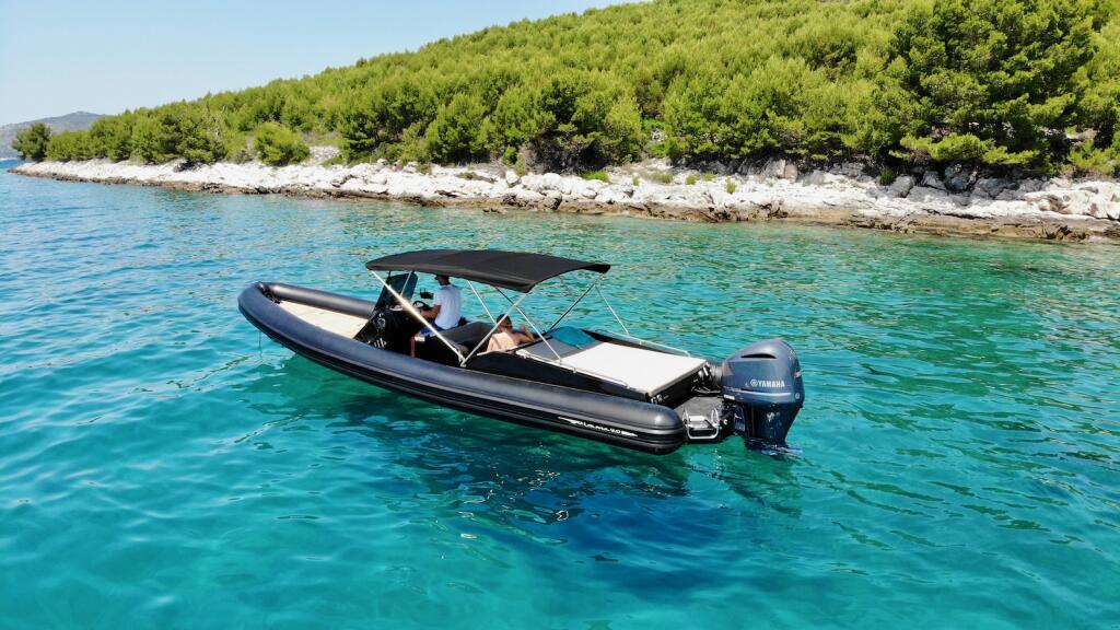 Rubber boat (R.I.B.) 