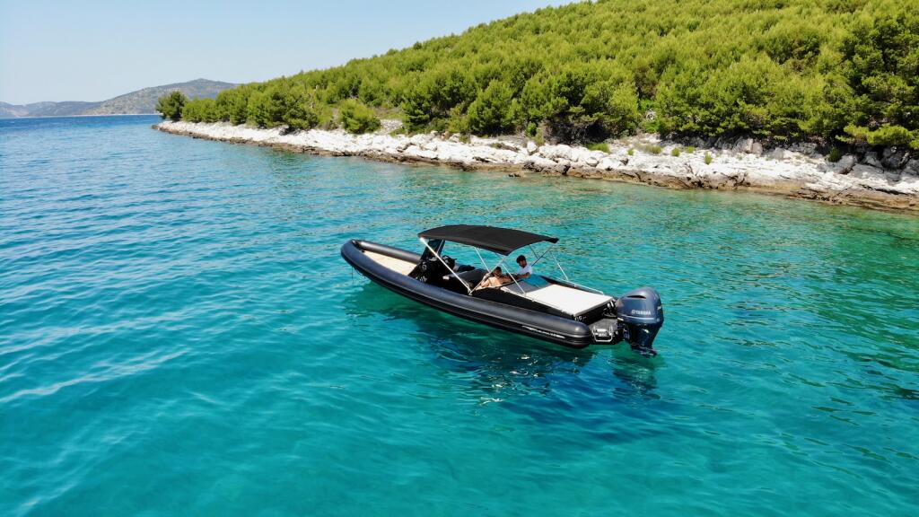 Rubber boat (R.I.B.) 