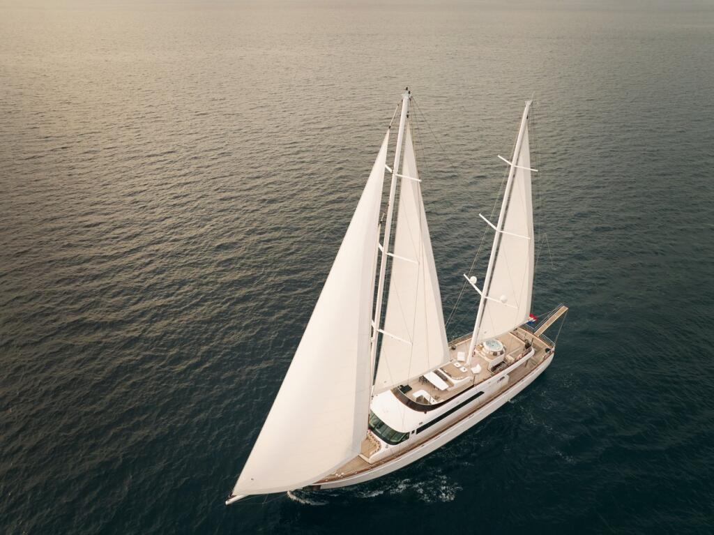 Luxury sailing yacht 