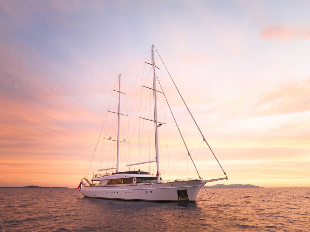 Luxury sailing yacht 