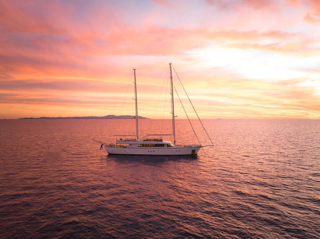 Luxury sailing yacht 