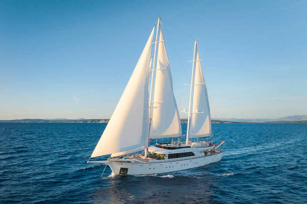 Luxury sailing yacht 