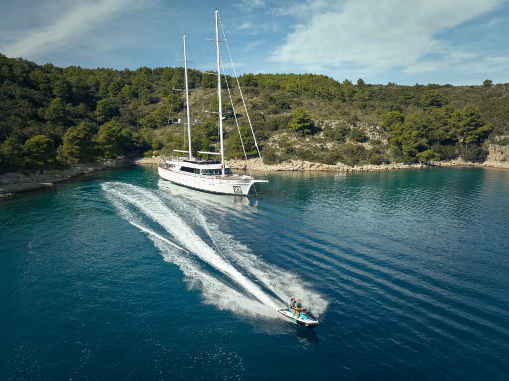 Luxury sailing yacht 