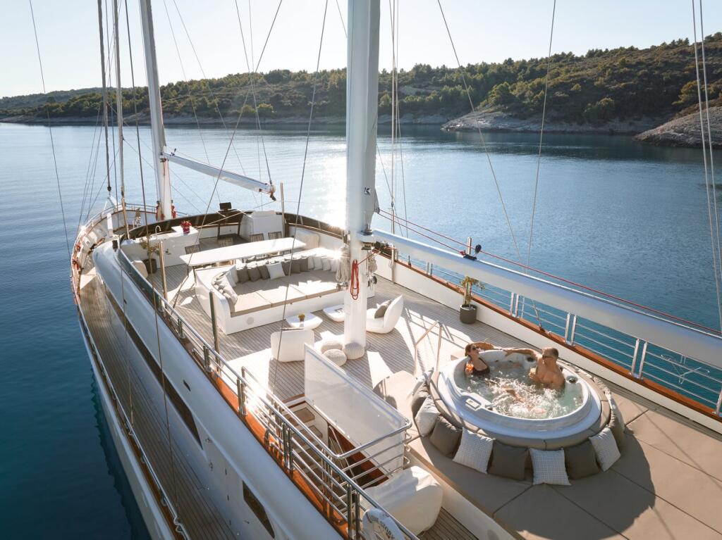 Luxury sailing yacht 