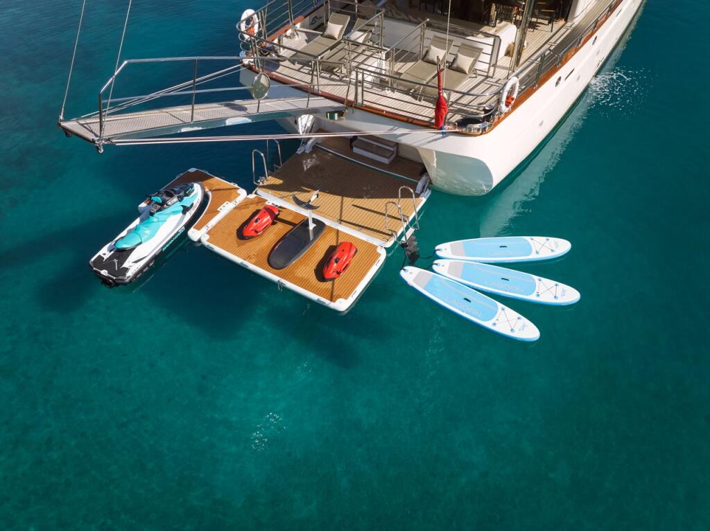 Luxury sailing yacht 
