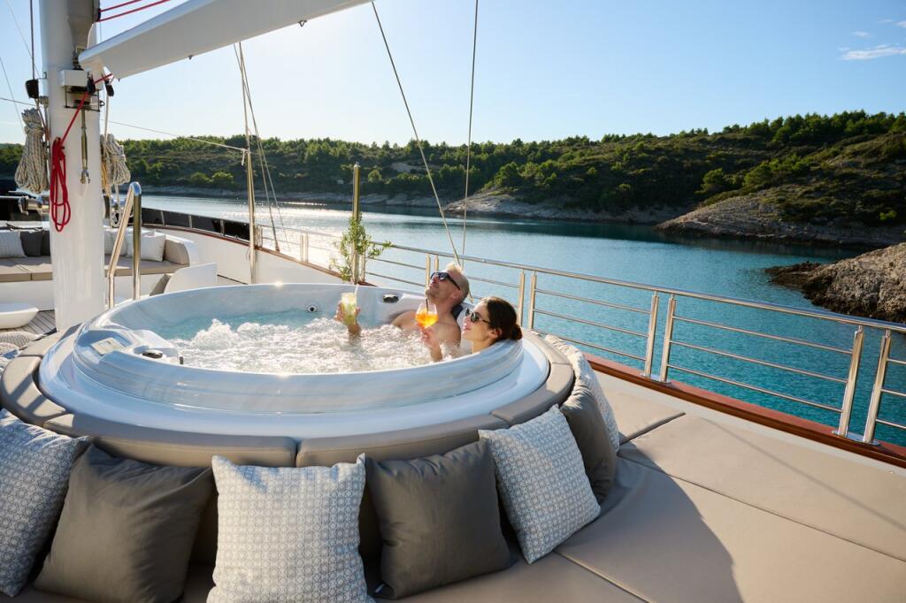 Luxury sailing yacht 