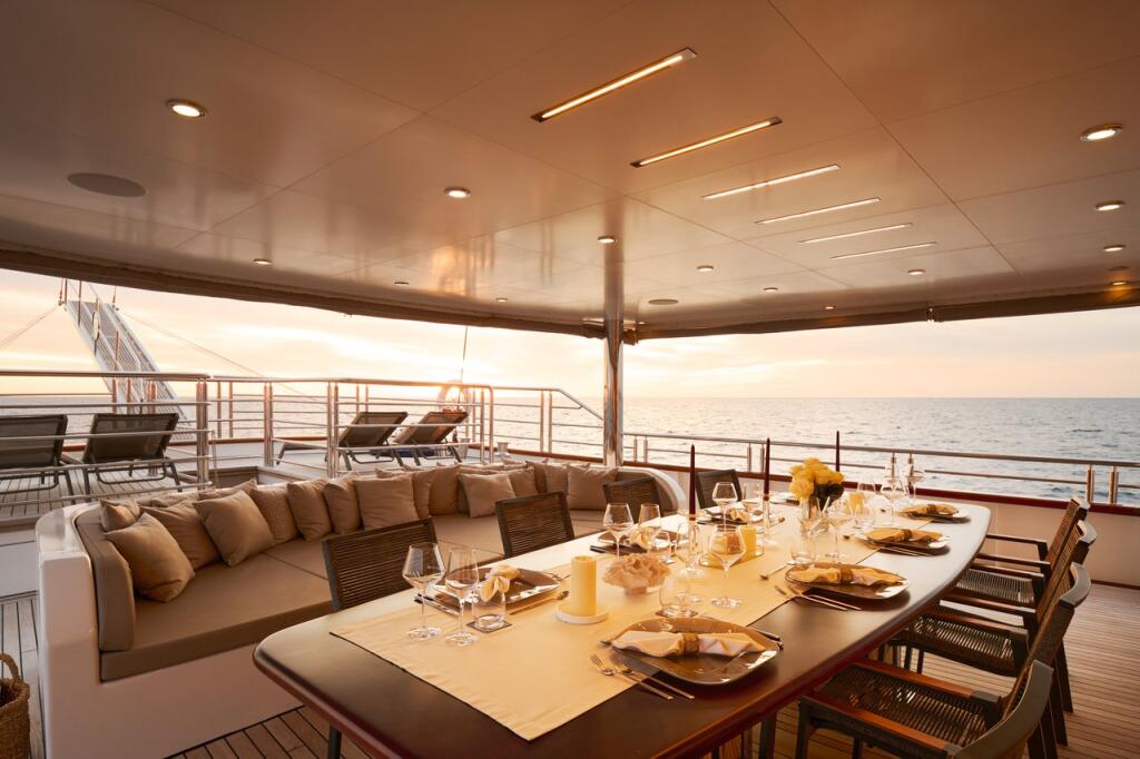 Luxury sailing yacht 