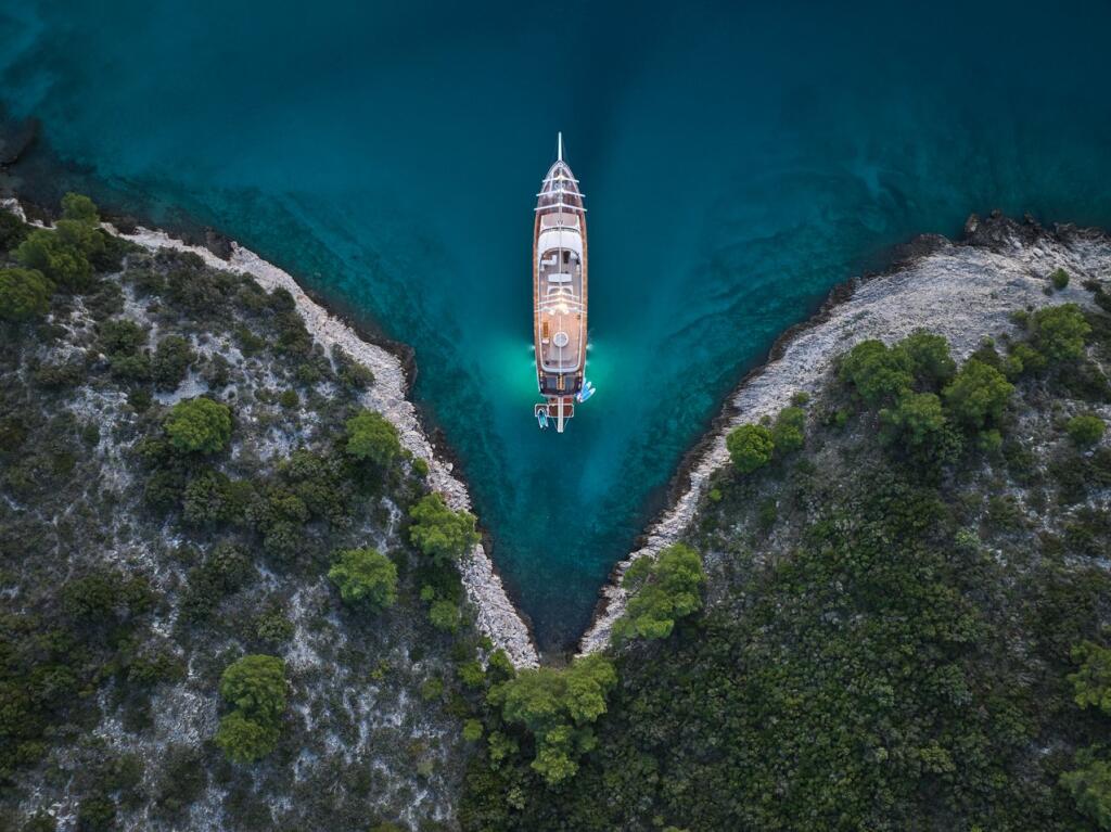Luxury sailing yacht 