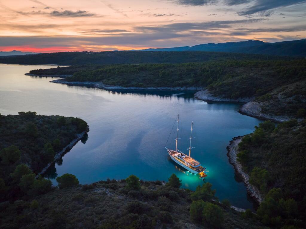 Luxury sailing yacht 
