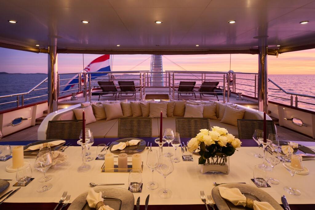 Luxury sailing yacht 