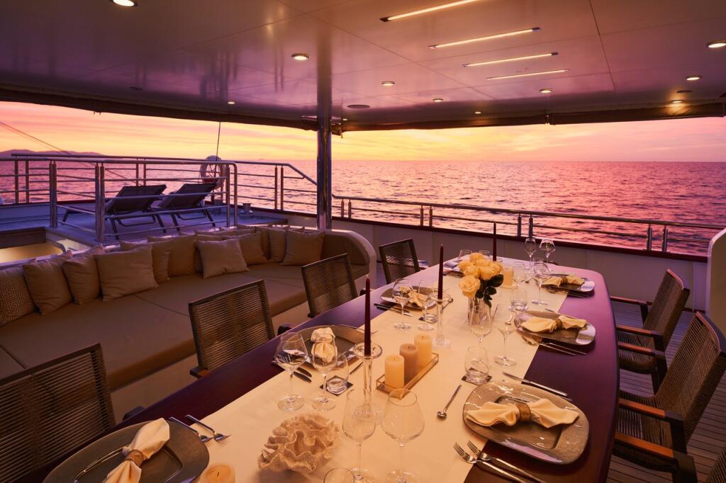 Luxury sailing yacht 