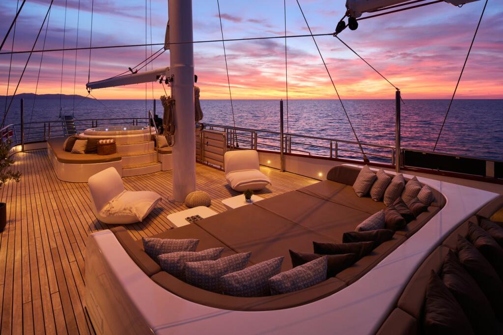 Luxury sailing yacht 