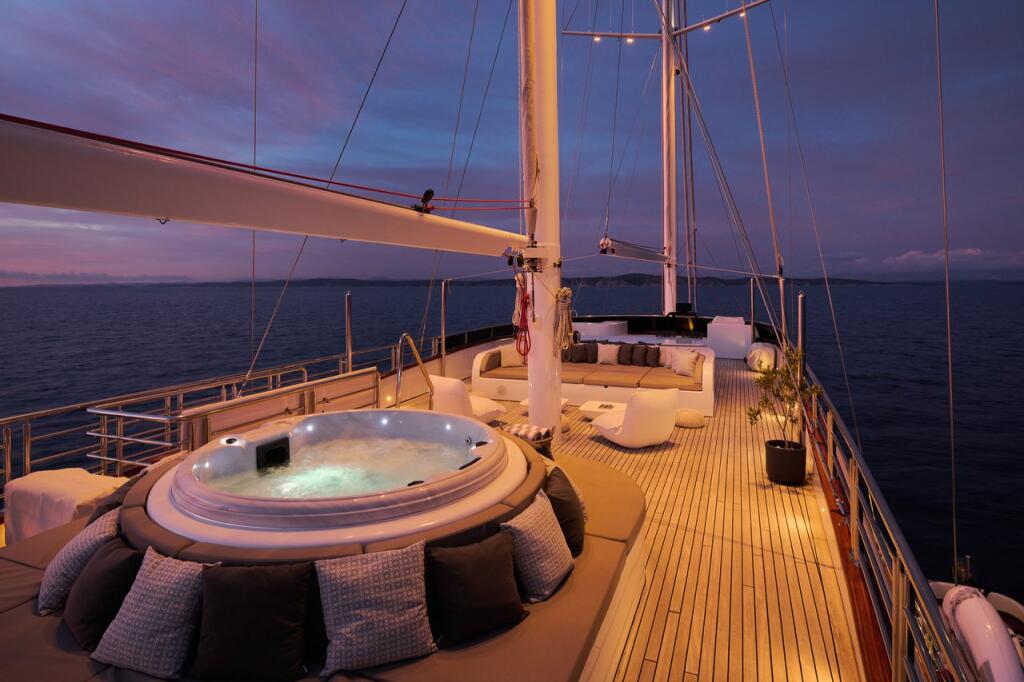 Luxury sailing yacht 