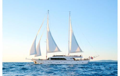 Luxury sailing yacht 