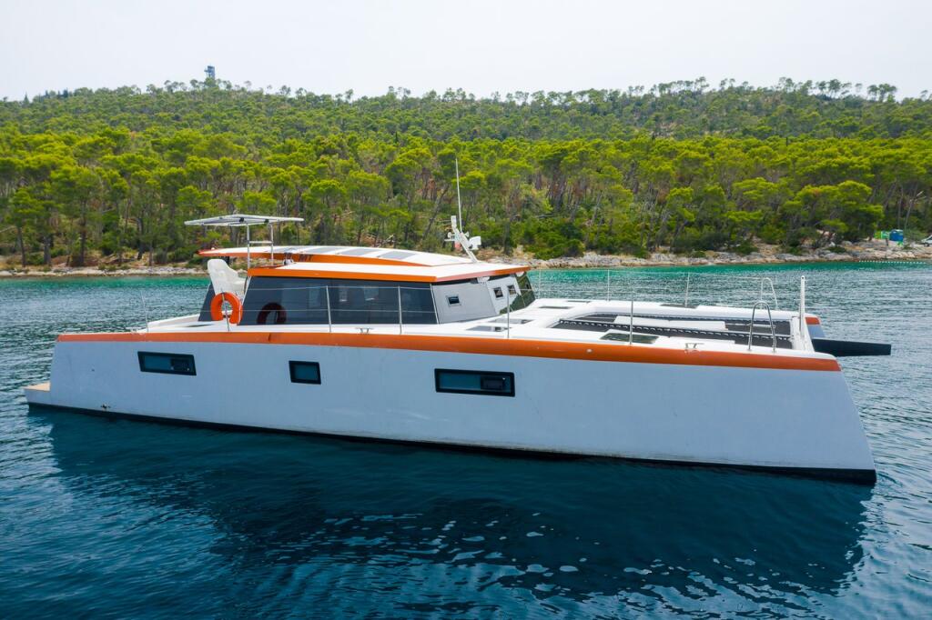 Power catamaran 