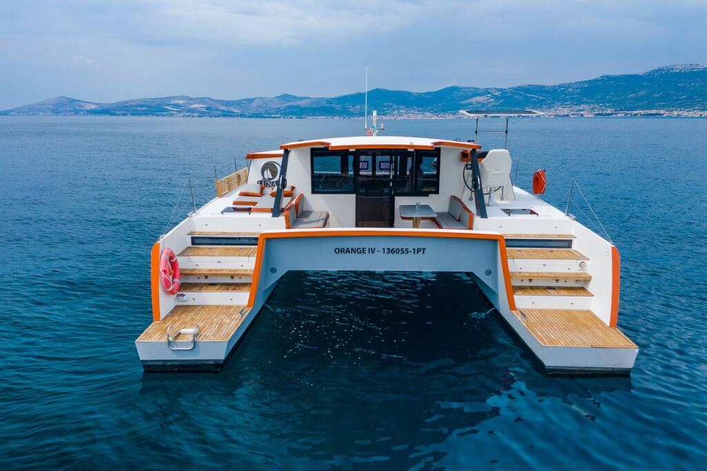 Power catamaran 