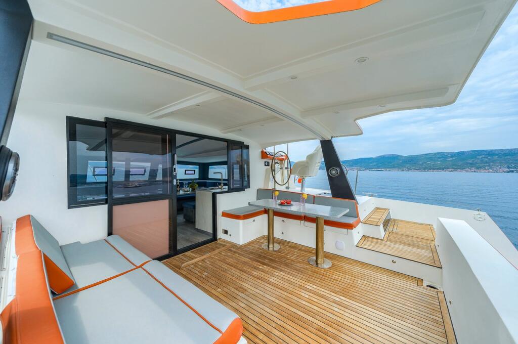 Power catamaran 