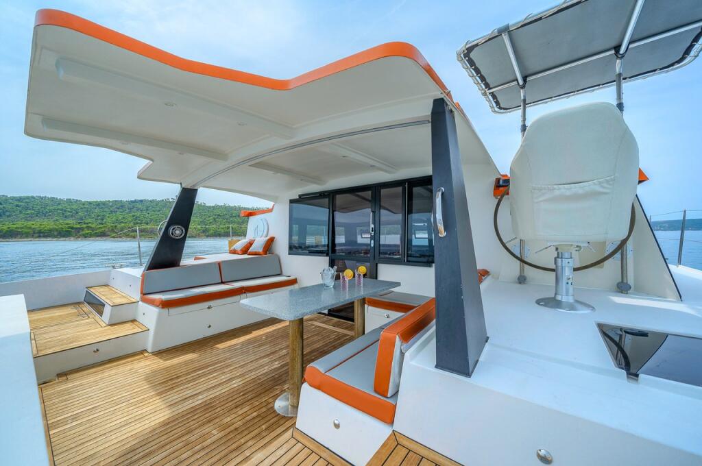 Power catamaran 