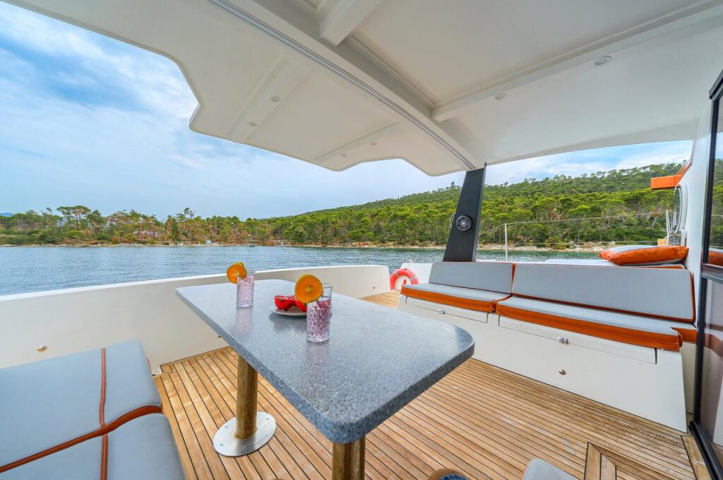 Power catamaran 