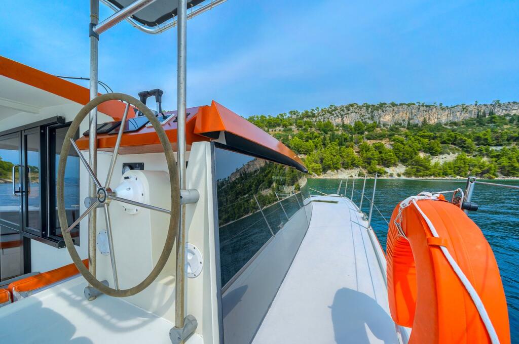 Power catamaran 
