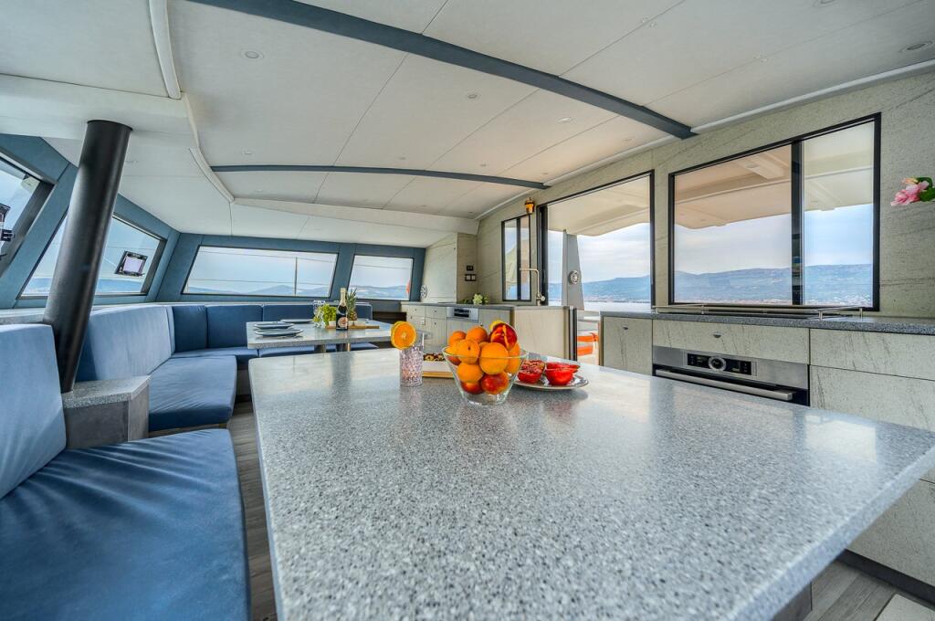 Power catamaran 