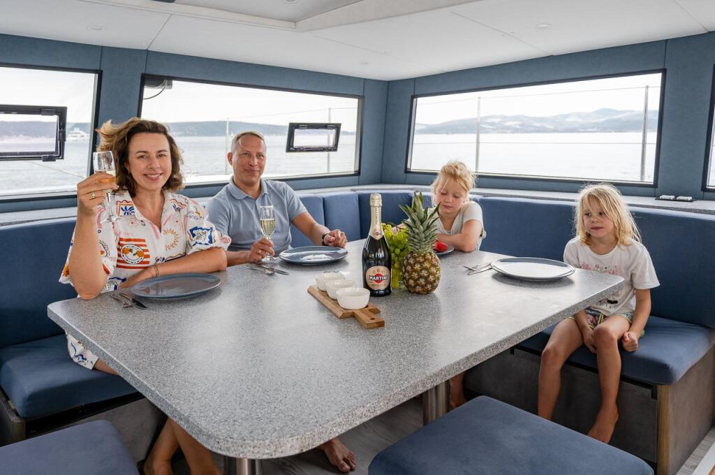 Power catamaran 