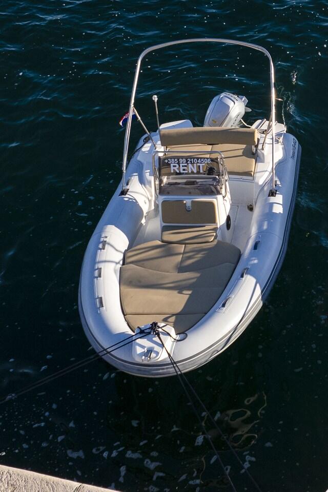 Rubber boat (R.I.B.) 