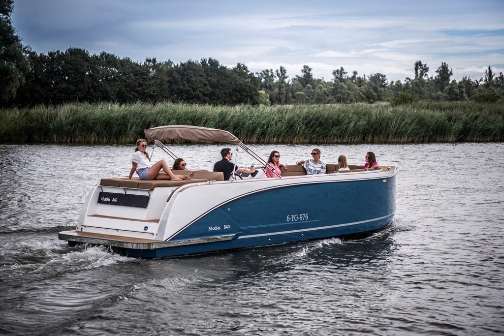 Motor boat 