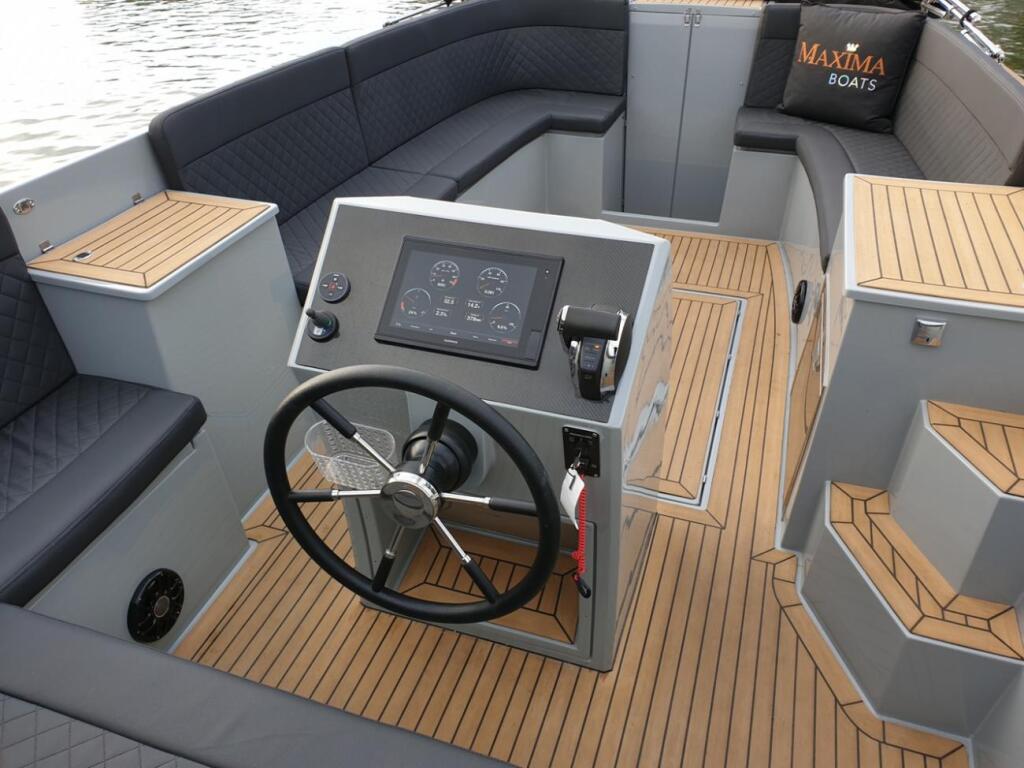 Motor boat 