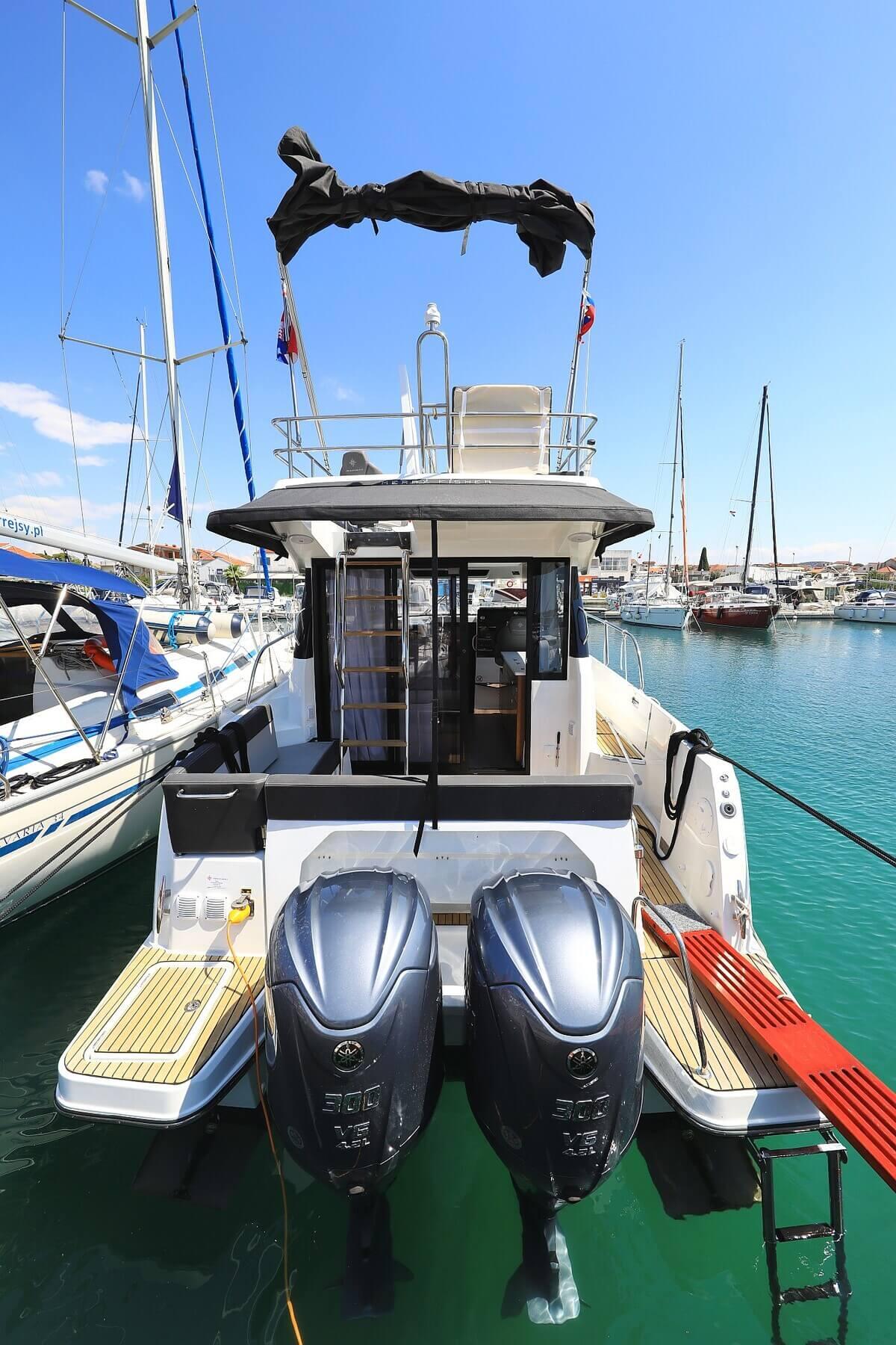 Motor boat 