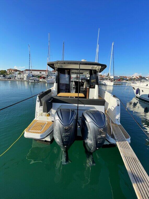 Motor boat 