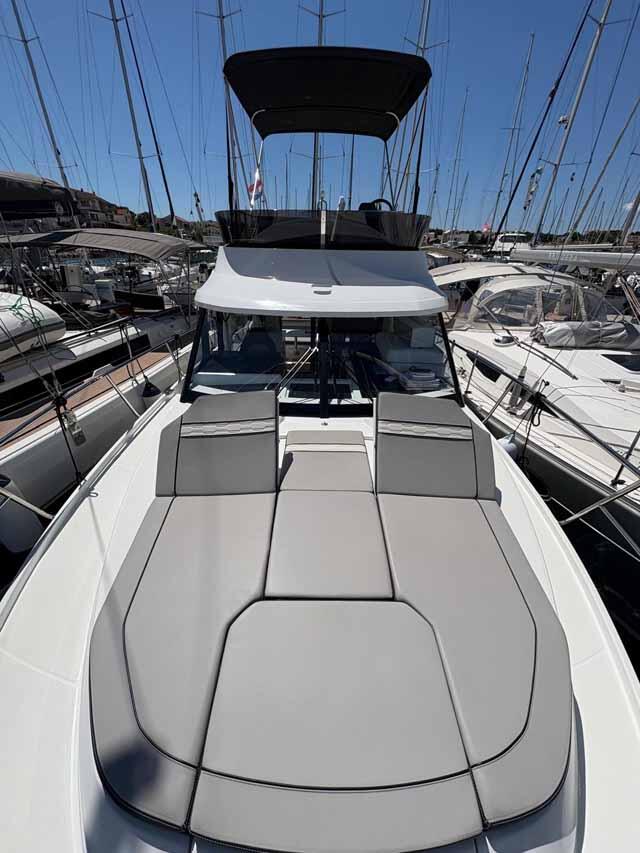 Motor boat 