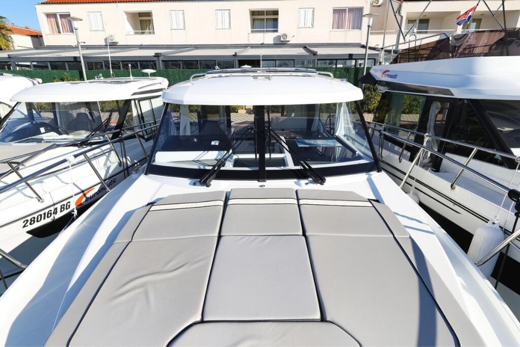 Motor boat 