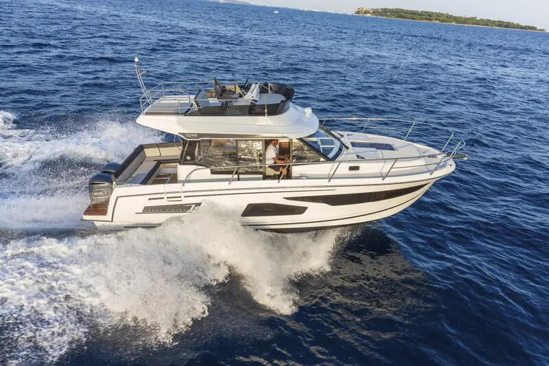 Motor boat 