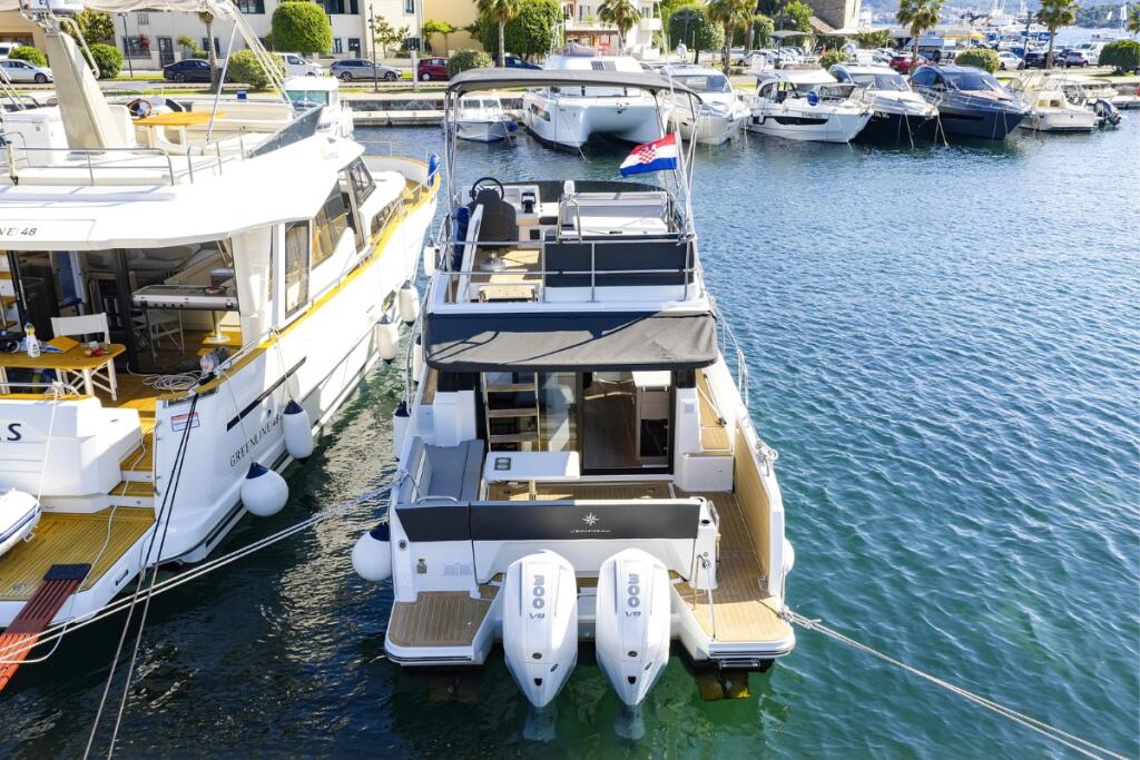 Motor boat 