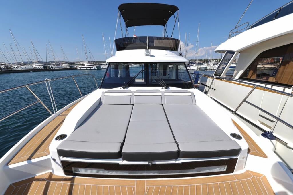 Motor boat 