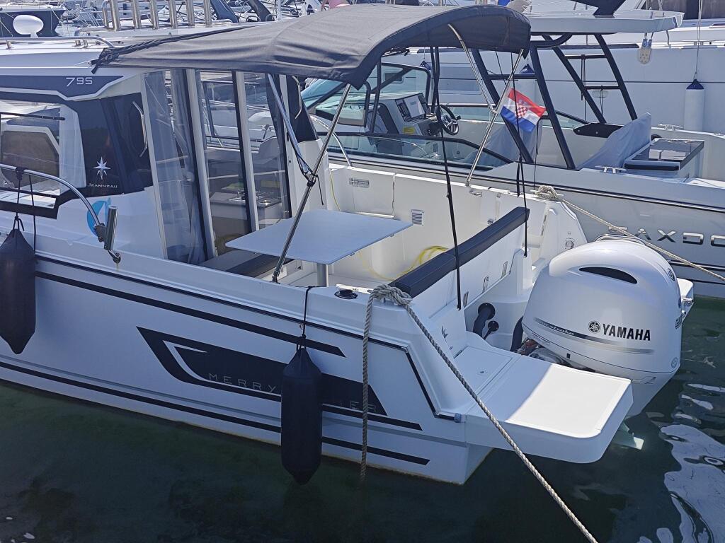 Motor boat 