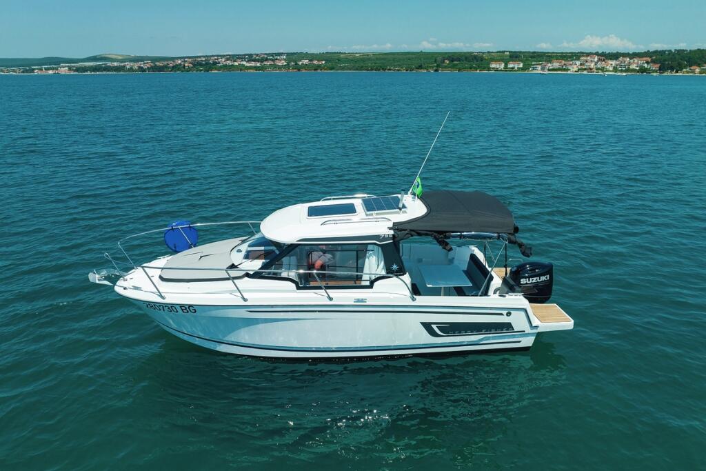 Motor boat 