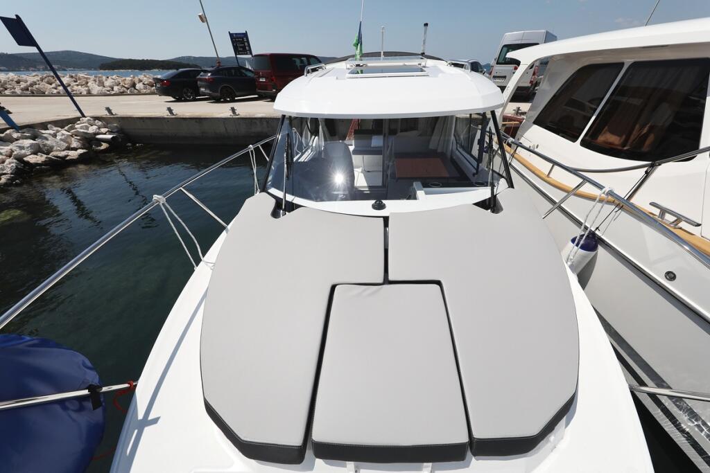Motor boat 