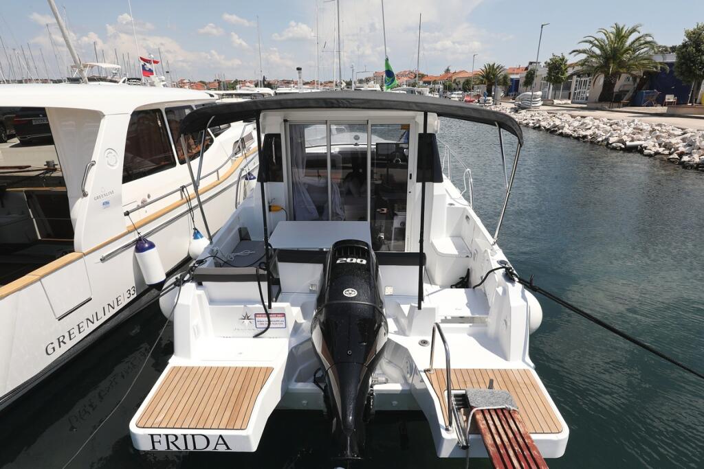 Motor boat 