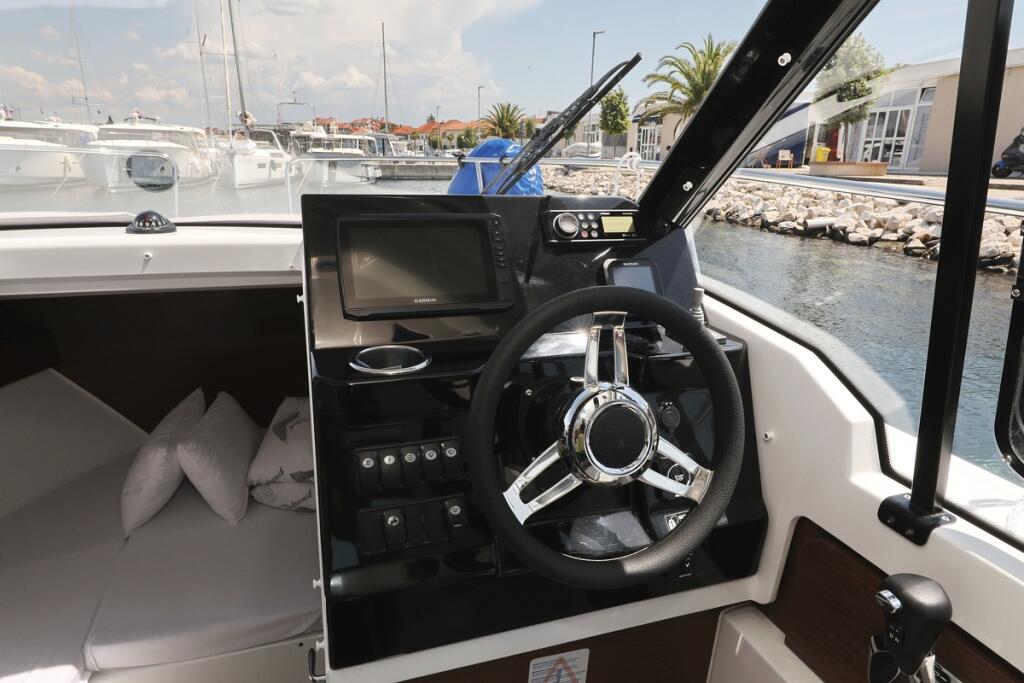 Motor boat 