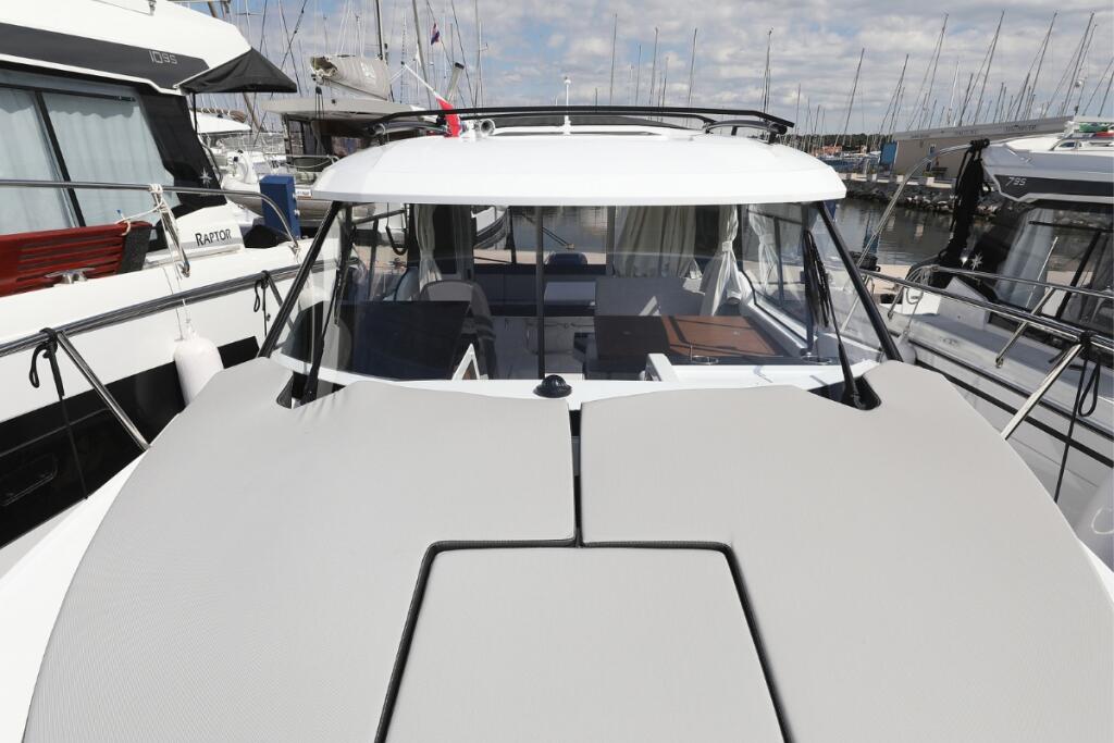 Motor boat 