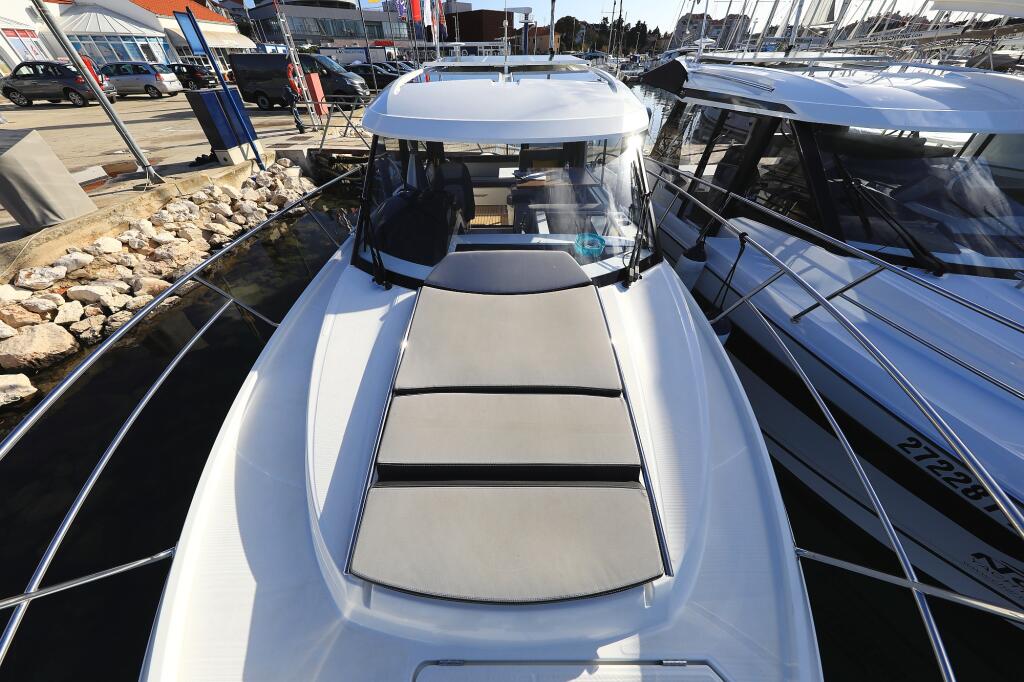 Motor boat 