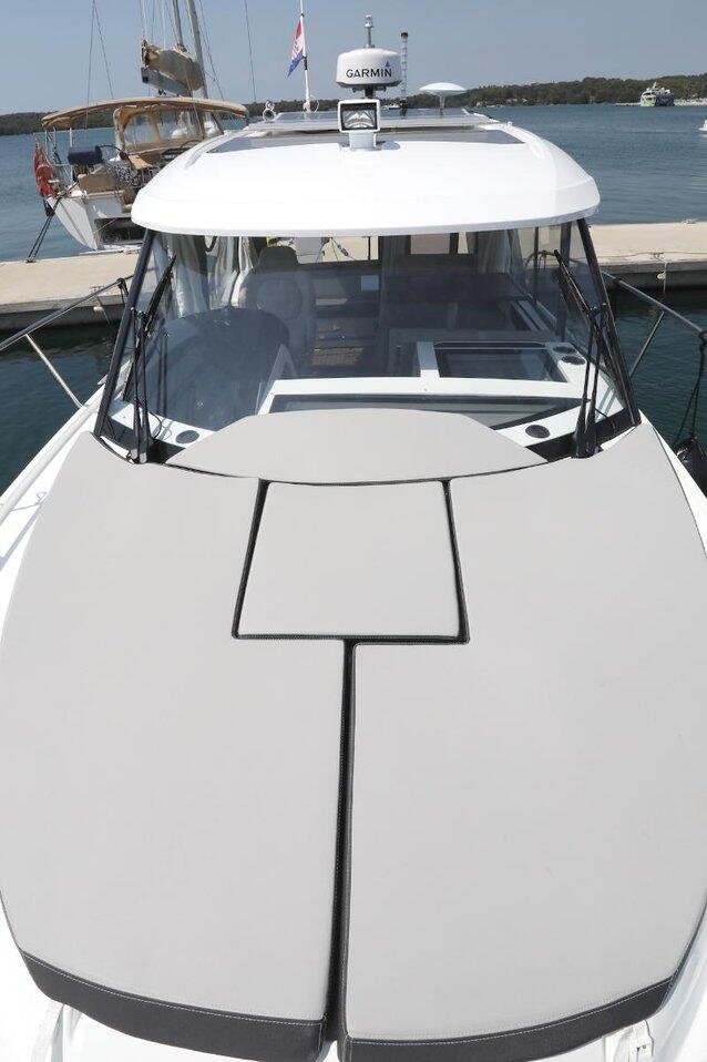 Motor boat 