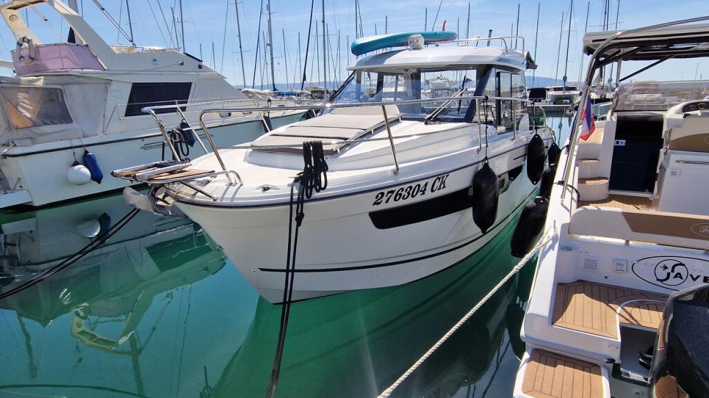 Motor boat 